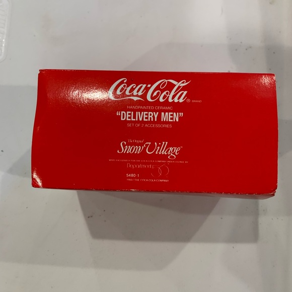 Snow Village - Coca-Cola Brand Delivery Men - Set of 2 (In original box) - Picture 2 of 2